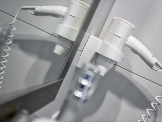 Haarföhn im Badezimmer