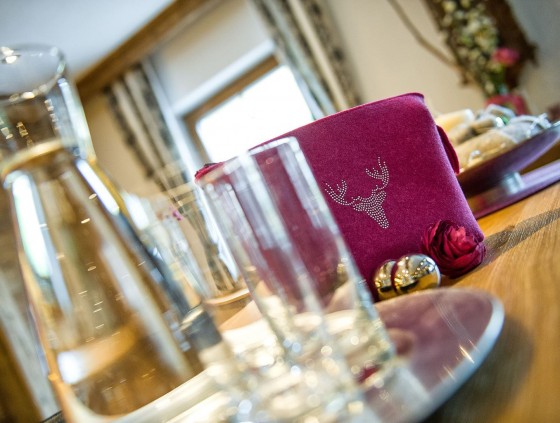 Glaskaraffe am Tisch