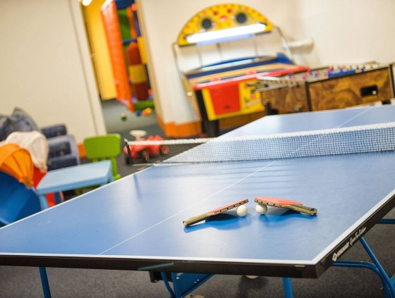 Kinderspielzimmer mit Tischtennistisch