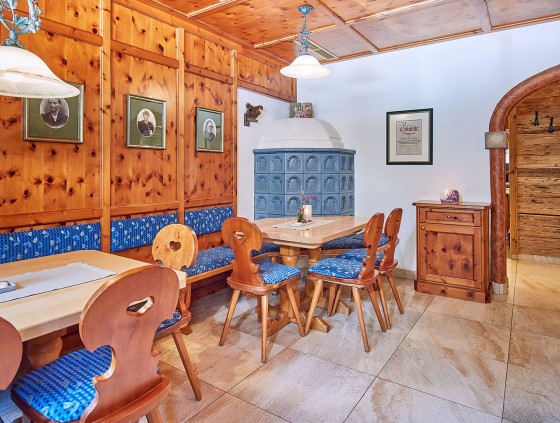 Traditionelle Stube mit Kachelofen