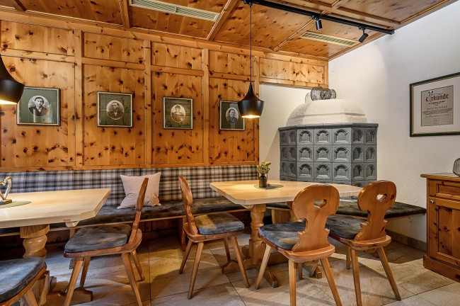 Traditionelle Stube mit Kachelofen