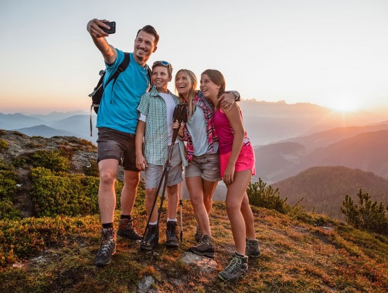 Gipfelfoto mit der ganzen Familien nach einer Wanderung auf das Grießenkar in Flachau